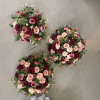 Offre Spéciale de haute qualité bordeaux rose soie artificielle chemin de table floral décoration de mariage rangée de fleurs et boule de fleurs