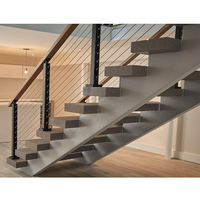 Escalier intérieur moderne avec marches en bois, escaliers intérieurs pour appartement