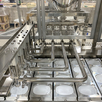 Machine industrielle automatique de remplissage, scellage et bouchage de gobelets linéaires à 4 voies pour l'emballage de produits laitiers, crème et yaourt grec