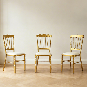 Sedia Chiavari Trasparente di Lusso Smontabile Bianca/Oro in Metallo e Resina per Banchetti in Hotel, Sale Eventi e Feste - Product Image 1