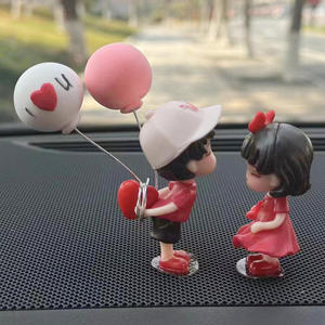 Venta al por mayor adornos <span class=keywords><strong>de</strong></span> muñecas <span class=keywords><strong>de</strong></span> dibujos animados, accesorios <span class=keywords><strong>de</strong></span> coche, adornos <span class=keywords><strong>de</strong></span> decoración <span class=keywords><strong>de</strong></span> resina <span class=keywords><strong>de</strong></span> pareja besándose - Product Image 6