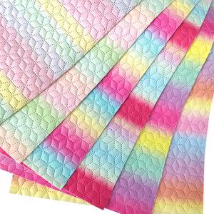 Cuero de vinilo en relieve prismático arcoíris Cuero de imitación de color acolchado para hacer bolso DIY llaveros con lazo cartera accesorio artesanal - Product Image 2