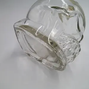 Elegante diseño creativo grado alimenticio a granel cráneo licor botella de vidrio vodka con corcho 700 ml 1 L
