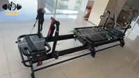 Lit de réformateur Cadillac trois-en-un en bois massif avec barre et banc pour le fitness et le remodelage corporel. Lit d'entraînement multifonctionnel pour tractions.