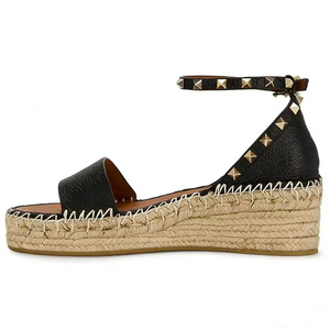 Sandales à talons compensés hauts pour femmes, en matériaux tressés, à bout ouvert, à bride unique, grande taille 45, coupe large, plateforme, avec rivets métalliques - Product Image 2