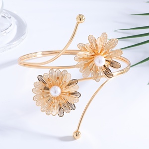 Pulsera de Flores Tridimensionales Jingciren Boutique, Venta Caliente Transfronteriza, Pulsera Abierta de Lujo Ligero, Elegante y de Alta Gama con Perlas - Product Image 2