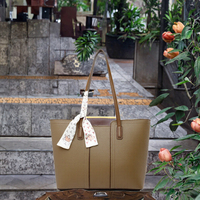 Sac fourre-tout portable en cuir PU souple de couleur unie avec fermeture éclair et pendentif ours mignon pour femmes, idéal pour l'été, l'usage quotidien et les voyages