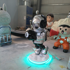 Escultura de Astronauta de Fibra de Vidrio Negra, Figura Decorativa Hecha a Mano para Montar en el Suelo - Product Image 2