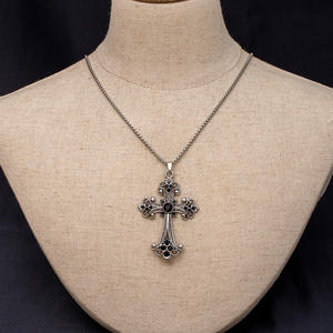 Collana di Lusso con Ciondolo a Croce Traforato, Pendente con Cristalli Colorati e Strass per Uomo e Donna - Product Image 5