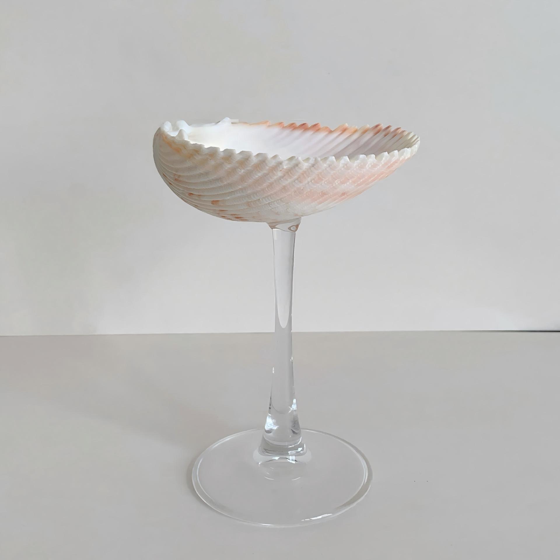 Verre à vin coquille de lion fleuri