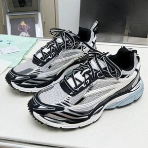 Sneakers unisexes en maille de style technique argenté et noir, respirantes, à semelle épaisse dentelée, antidérapantes, chaussures de sport décontractées pour la course à pied - Product Image 1