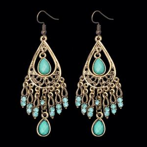 Boucles d'oreilles pendantes en forme de papillon de style rétro européen américain, serties de zircon, avec pampilles en plumes, plaquées or 18 carats, en alliage pour femmes - Product Image 2