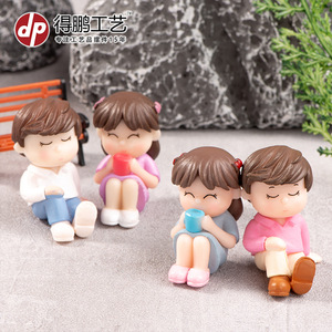 ตุ๊กตาคู่รักการ์ตูนขนาดเล็ก D1384 ของตกแต่งโต๊ะในร่ม จัดแสดงในห้องนั่งเล่น - Product Image 2