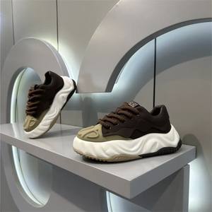 Baskets basses décontractées pour hommes, nouveau style printemps-automne, respirantes, légères, en maille tricotée, semelle souple en caoutchouc, à lacets, confortables - Product Image 2