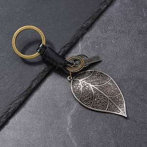 Pendentif en alliage personnalisé tissé à la main, porte-clés en métal à motif rétro grande feuille, cadeau polyvalent, Chine - Product Image 1