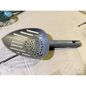 Fabricante de recogedores de excrementos para mascotas que produce una herramienta de limpieza de residuos de alta calidad con un mango ergonómico para mayor comodidad. - Product Image 3