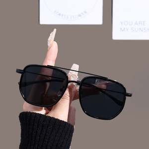 Lunettes de soleil pilote classiques à double pont, personnalisables avec logo, tendance 2025, protection UV400, monture métallique carrée pour hommes et femmes - Product Image 2