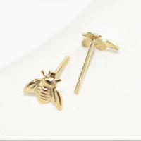 Boucles d'oreilles minimalistes en or 14 carats, petites boucles d'oreilles en forme d'abeille, boucles d'oreilles à clous délicates avec anneau pour la fabrication de bijoux permanents