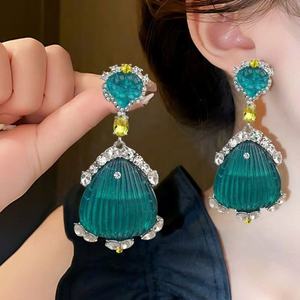 Boucles d'oreilles pendantes de style palais français en vert forêt de diamant de Silver Needle, design long exagéré avec une touche de luxe léger - Product Image 3