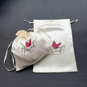 Bolsa de satén color marfil personalizada con cordón, bolsa guardapolvo de satén blanco roto con logotipo impreso a color y patrón de mariposa para empaque de joyería - Product Image 6