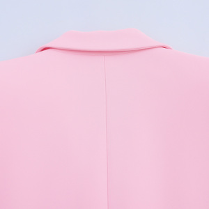 Jaket <span class=keywords><strong>blazer</strong></span> kasual wanita warna <span class=keywords><strong>pink</strong></span>, kerah notch, kancing tunggal, lengan dengan detail bulu. - Product Image 5