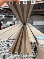 Panneaux muraux rainurés en PVC imitation bois pour la décoration intérieure