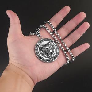 Collier tendance hip-hop en acier inoxydable plaqué titane avec pendentif animal classique rétro punk, tête de lion et de loup - Product Image 4