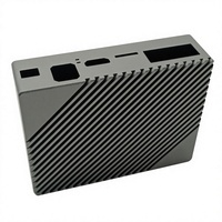 Boîtier électronique rectangulaire en alliage d'aluminium argenté avec dissipateur thermique intégré pour assemblage de module de carte mère industrielle