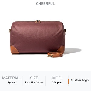 Sac de voyage de luxe Oxblood Tyvek décontracté avec garniture en cuir cognac, fermeture éclair en laiton antique, logo personnalisé - Product Image 1