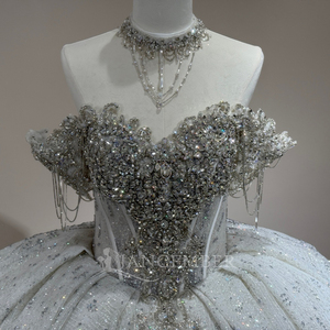 Robes de mariée XS275 scintillantes avec strass, décolleté cœur et longue traîne - Product Image 5