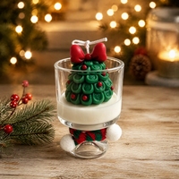 Duftkerzen mit Eigenem Logo in Weihnachtsbaumform mit Roten Beeren, Schleife, Gestricktem Schal und Pompon im Weihnachtskerzen-Glas für Festliche Heimdekoration