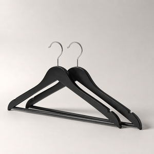 Percha de madera para trajes con barra para pantalones y ranuras antideslizantes en los hombros para un almacenamiento seguro de la ropa - Product Image 1