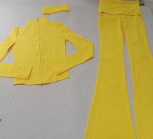 Completi da Yoga Primaverili per Donne con Logo Personalizzato, Giacca con Zip e Pantaloncini, Set Sportivo da Palestra e Fitness in 2 Pezzi - Product Image 5