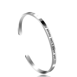 Braccialetto aperto a forma di C in acciaio inossidabile all'ingrosso bracciale Unisex lucido argento con lettere inglesi ispiratrici - Product Image 2
