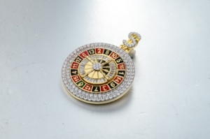 Colgantes de Dije Giratorio de Casino con Diseño de Ruleta de Dibujos Animados, Chapados en Oro de 14k, con Diamantes CZ Redondos y Esmalte, para Hombre, Último Diseño Hip Hop <span class=keywords><strong>2022</strong></span> - Product Image 6