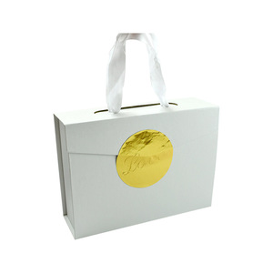 Boîte cadeau à rabat avec ruban en satin, poignée, autocollant doré, boîte de transport en papier multicolore - Product Image 6