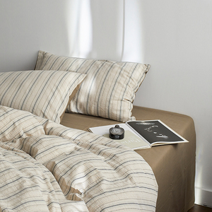 <span class=keywords><strong>2025</strong></span> Mới Bốn Mảnh Điên Tình Yêu Sọc Điều Khiển Bông Bộ Đồ Giường Cao Cấp Đơn Giản Mùa Thu Chăn Bìa Nhà Máy Sang Trọng Nhà Máy Tấm Ga Giường - Product Image 1