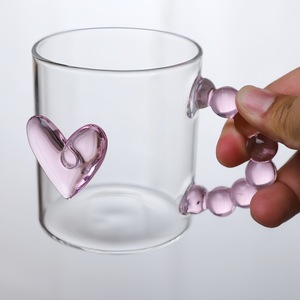 Bicchiere in Vetro <span class=keywords><strong>con</strong></span> Design a <span class=keywords><strong>Cuore</strong></span> 3D Rosa e Manico Colorato, Resistente alle Alte Temperature per Succo/Acqua/Latte - Product Image 3