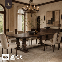 Table en chêne rouge avec pieds tournés et traverses pour les projets d'aménagement intérieur de grande envergure pour salles à manger et réceptions de prestige