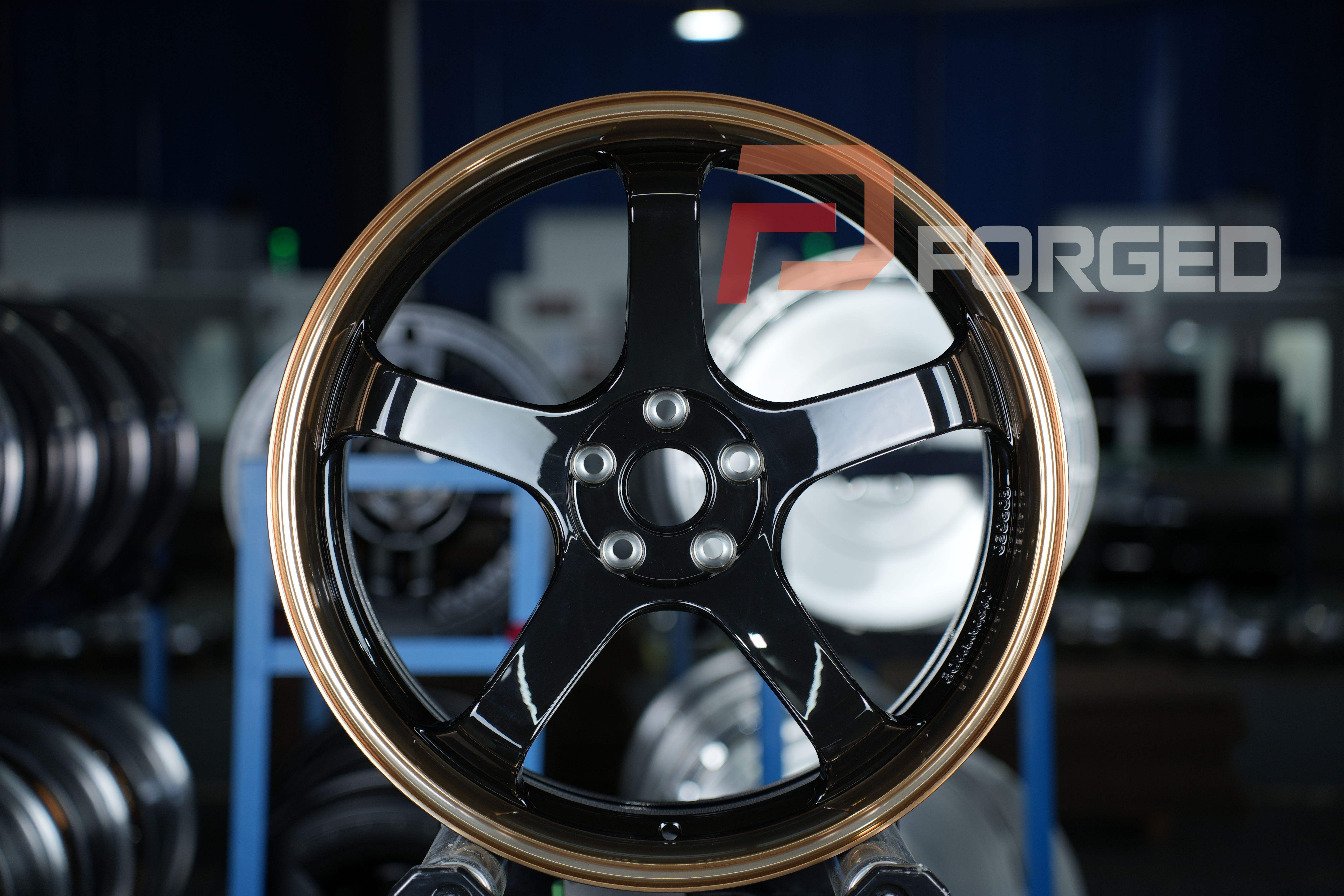 Lèvre polie noir brillant et bronze