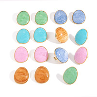 Ensemble de bijoux fantaisie plaqué or 18 carats, avec boucles d'oreilles clips ovales irrégulières en résine marbrée couleur pastel et bague ouverte, pour femme