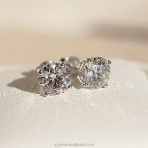 Boucles d'oreilles fines en or blanc avec diamants ronds certifiés IGI de haute qualité, classiques, 4 griffes, 1 carat, VVS VS CVD/HPHT, unisexe - Product Image 2