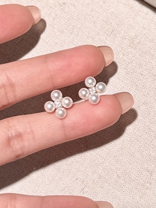 ต่างหู UM Jewelry เงินแท้ 925 รูปโคลเวอร์ประดับมุกน้ำจืดและเพทายสีขาว สำหรับทุกเพศ เหมาะเป็นของขวัญวันครบรอบหรือใช้ในชีวิตประจำวัน - Product Image 3
