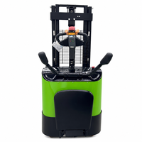 Stacker Elektrik Angkat Tinggi 4.5m Tiga Tingkat Tiang 2 Ton Stand-on Pallet Stacker Forklift Baterai 48V Peralatan Gudang CE