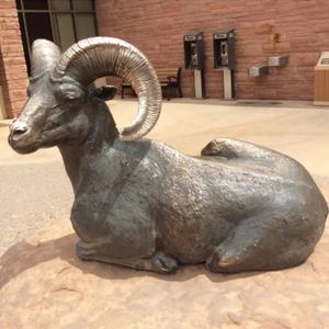 Sculpture <span class=keywords><strong>de</strong></span> mouton à cornes longues <span class=keywords><strong>de</strong></span> grande taille <span class=keywords><strong>de</strong></span> haute qualité, sculpture d'animal en bronze métallique, sculpture <span class=keywords><strong>de</strong></span> mouton à cornes longues - Product Image 5