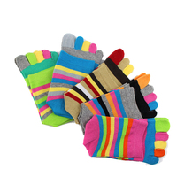 Vente en gros de chaussettes tube pour femmes et filles chaussettes habillées colorées à 5 doigts chaussettes en coton rayées arc-en-ciel à cinq orteils