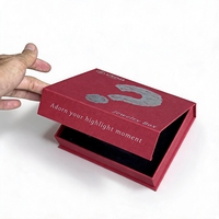 Boîte d'emballage personnalisée avec logo, en papier texturé rouge écologique et recyclable, avec couvercle magnétique, doublure intérieure en mousse EPE noire, robuste et durable