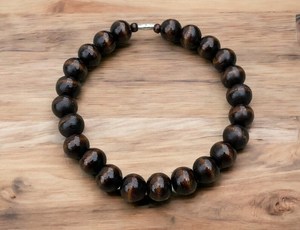 Colliers en bois faits à la main avec des perles en bois naturel, conçus pour la mode simple, traditionnelle et quotidienne. - Product Image 2