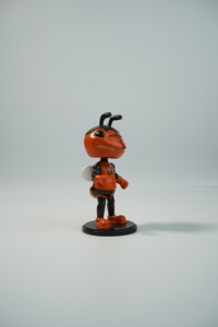 Figura Decorativa Personalizada de <span class=keywords><strong>Abeja</strong></span> en Poliresina Pintada a Mano, Ecológica, para Club Escolar, Logotipo de Equipo Deportivo, Decoración de Escritorio - Product Image 3