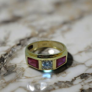 Bague élégante en or avec pierre rouge et diamant central, bague de créateur stylée pour hommes et femmes - Product Image 2